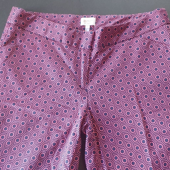 Geometric patterned crops - Picture 2 of 3